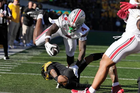 Buckeyes dunk on Iowa, 31-14
